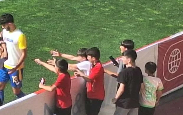 "Qẹbələ" azarkeşlərindən rəqib futbolçuya isti műnasibət - FOTO 