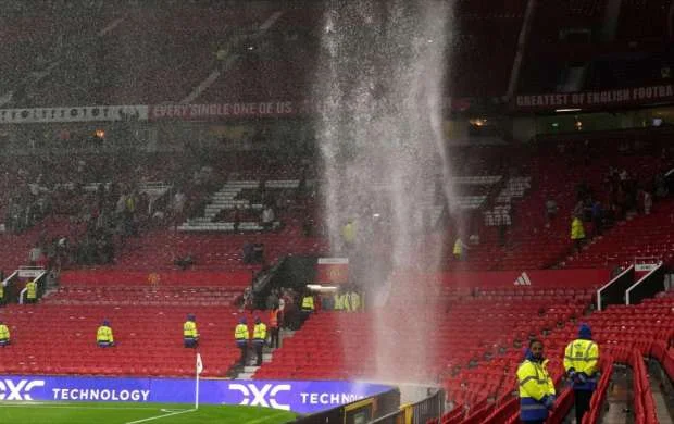"Old Trafford"u sel basdı - VİDEO 