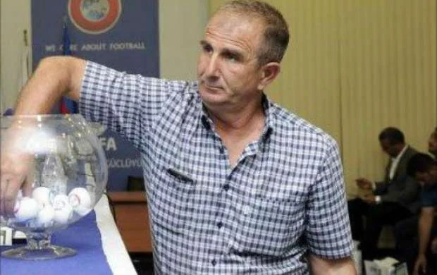 Baş məşqçi 16 futbolçu ilə birgə komandadan ayrıldı - Azərbaycanda 