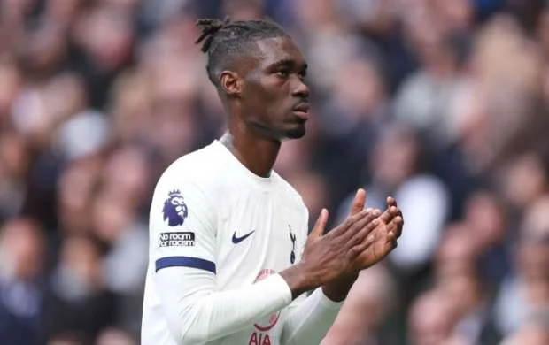 "Tottenhem"in futbolçusunu küçədə soydular 