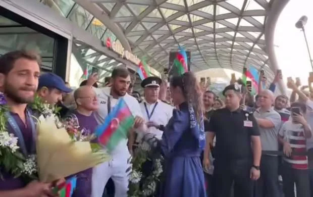 Olimpiya çempionlarımız vətənə döndülər 