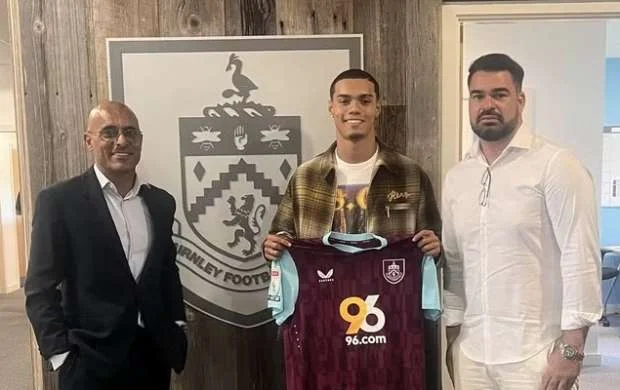 Ronaldinyonun oğlu "Barselona"nı İngiltərə klubuna dəyişdi - RƏSMİ 