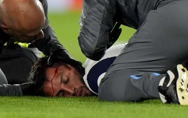 "Tottenhem"in futbolçusu meydanda huşunu itirdi 