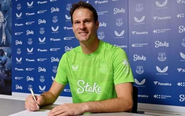 "Qarabağ"ın sabiq qapıçısı "Everton"da - RƏSMİ 