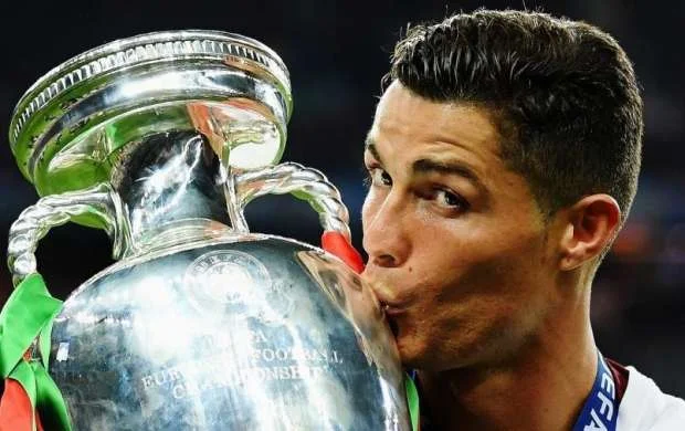 UEFA prezidenti Ronalduya xüsusi mükafat verəcək 