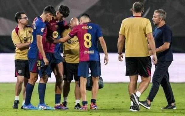 Flikin xəstəxanada ziyarət etdiyi futbolçuya "xüsusi hədiyyə"si nə olub? 