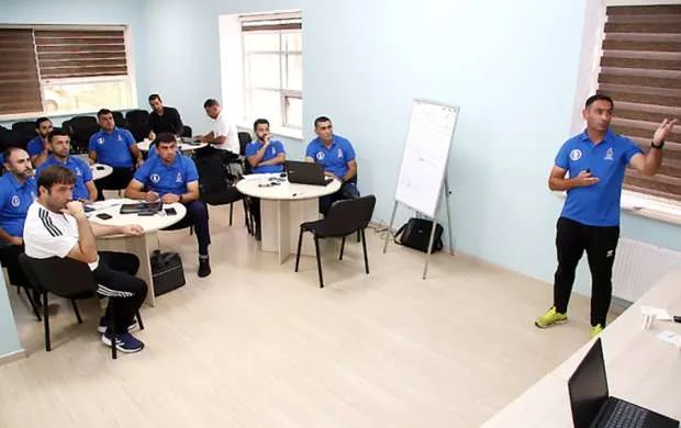 UEFA B kateqoriyalı məşqçi kursunun II mərhələsi keçirildi 
