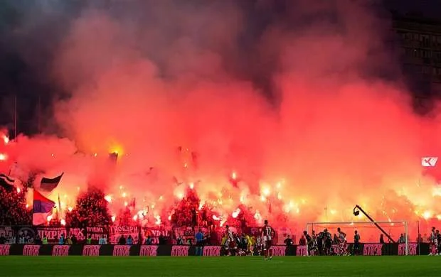 Serbiya derbisi baş tutmaya bilər: Xuliqanlar stadionu yandırdılar - VİDEO 
