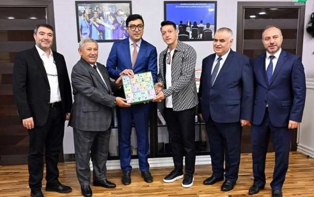 Nazir Məsut Özillə görüşdü 