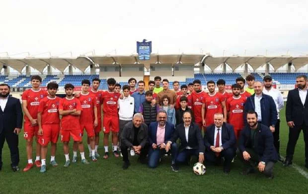 Məsut Özil "Zirə"nin qonağı oldu 