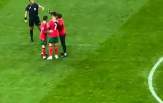 Ronaldu mühafizəçinin işini görməsinə mane oldu - FOTO 