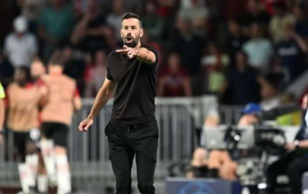İngiltərə nəhəngi Rud van Nistelroya tapşırıldı 