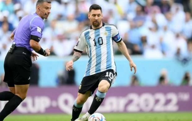 Messi uduzduqları matçda hakimi bu sözlərlə təhqir etdi 