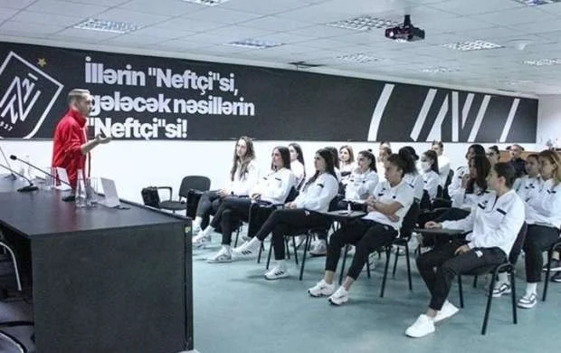 "Neftçi"nin məşqçi və futbolçuları üçün seminar keçirildi 