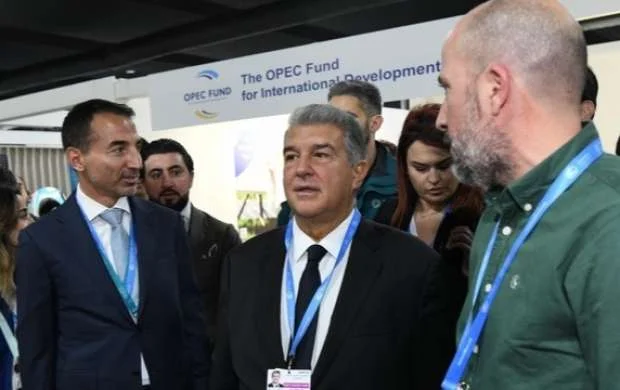 Laporta pavilyonları ziyarət etdi, xalça toxudu 