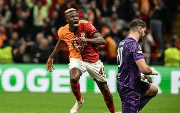 İngiltərə nəhəngi Viktor Osimheni aparır 