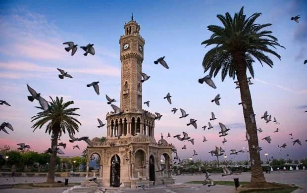 İzmir: Dalğaların qucaqladığı şəhər 