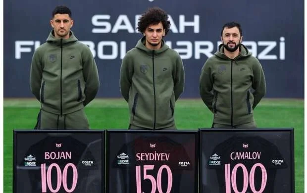 "Sabah" üç futbolçusunu mükafatlandırdı 