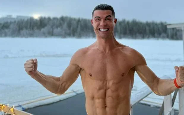 Ronaldu uzaq Skandinaviyada: Buzlu hovuzda çimdi - FOTO/VİDEO 