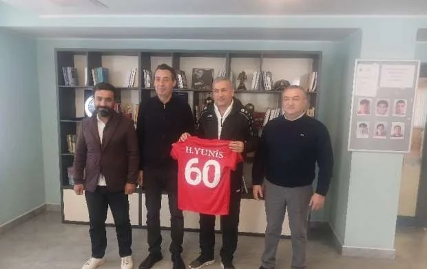 "Turan Tovuz" Yunis Hüseynovun yubileyini təbrik etdi 