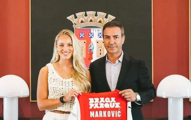 "Braqa" dünyanın ən cazibədar xanım futbolçularından biri ilə əməkdaşlığa son qoydu 