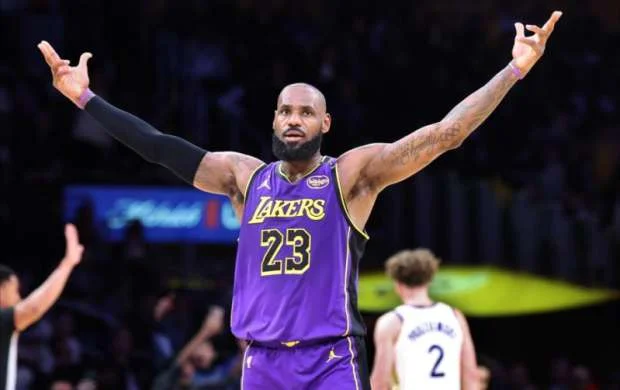 Lebron Ceyms əfsanəvi basketbolçunun rekordunu təkrarladı 