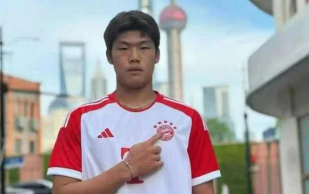 Oyunda ağır xəsarət alan futbolçu ölüm ayağında 