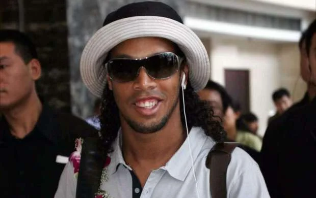 Ronaldinyo futbol tarixinin ən yaxşı oyunçusunun adını dedi - Nə Messidir, nə də Ronaldu 