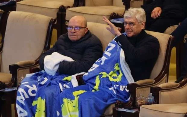 Arsen Venger rusların duelini canlı izlədi 