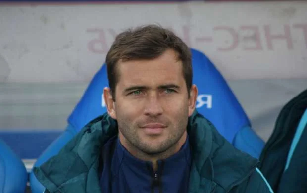 Rusiyalı məşqçi futbolçu karyerasını bərpa edir - 42 yaşında 
