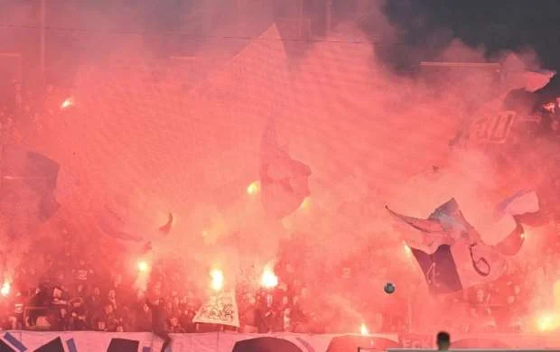 Kannavaronun "kreslosu laxladı"- Azarkeşlər ona tüstü bombası atdılar 