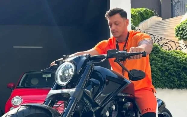 Məsut Özil bu döyməyə görə braziliyalının vida matçına çağırılmayıb - FOTO 