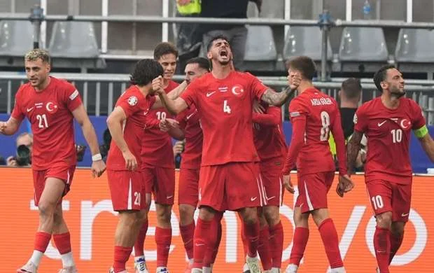 İki futbolçu Türkiyə millisinin düşərgəsini tərk etdi 