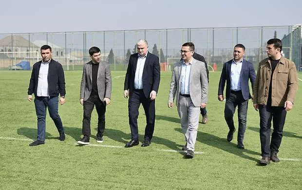 Gəncə və Mingəçevirdəki futbol obyektlərinə baxış keçirildi 