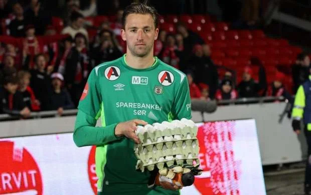 Oyunun ən yaxşı futbolçusuna 120 ədəd yumurta verdilər 