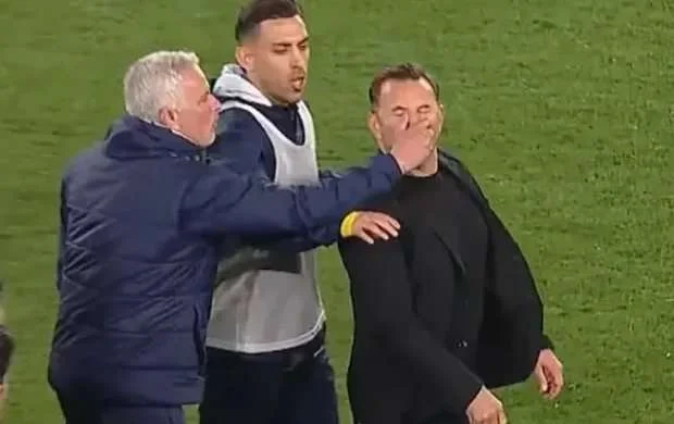 Mourinyu derbidə böyük qalmaqala səbəb oldu 