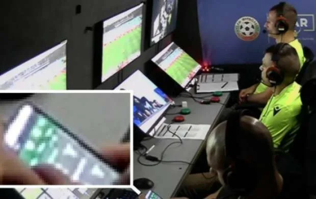 VAR otağında qumara qoşuldu - Canlı yayımda ifşa 