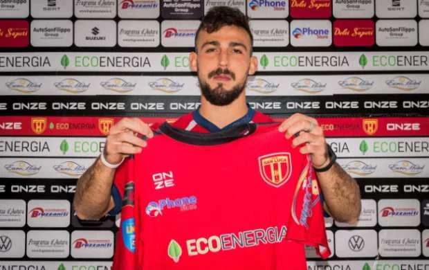 İtaliya klubunun azarkeşləri öz futbolçularını döydülər 