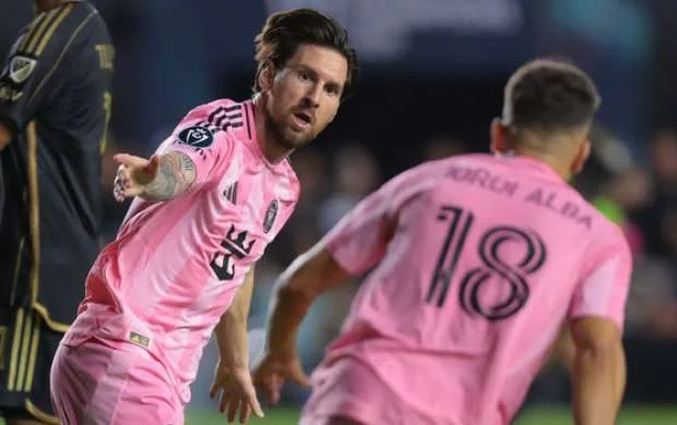 Messi şou göstərdi, komandası Çempionlar Kubokunun yarımfinalına yüksəldi 