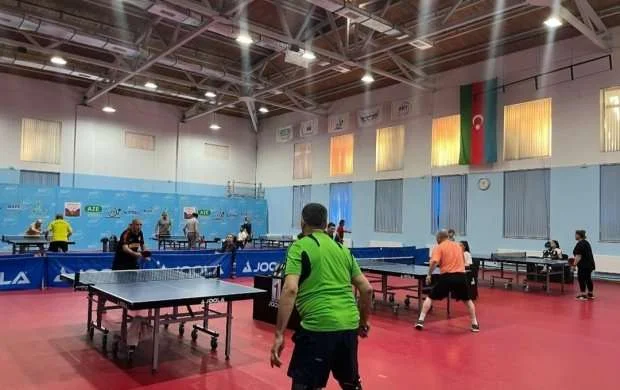 Veteran stolüstü tennisçilərin çempionatı başladı 