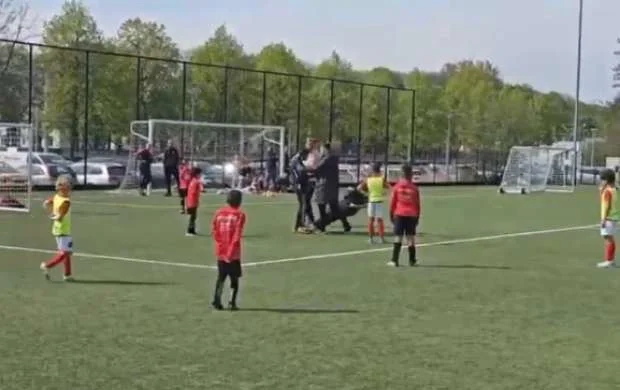 Ulduz futbolçunun atası meydanda döyüldü - FOTOLAR 