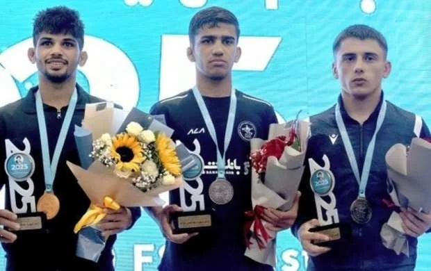 Azərbaycanın 2 güləşçisi İranda medal qazandı 