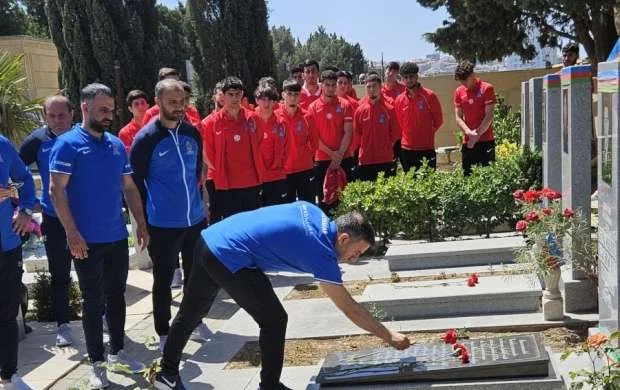 Azərbaycan millisi Şəhidlər Xiyabanını ziyarət etdi 