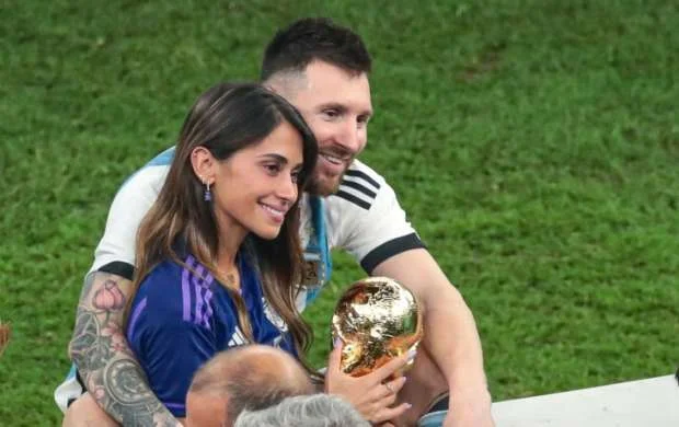 "O, paltardəyişmə otağına ilk dəfə girəndə üzünə baxmağa cəsarət etmədim" - Lionel Messi 