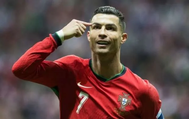 Ronaldunun Trampa göndərdiyi formanın üzərində nə yazılıb? 