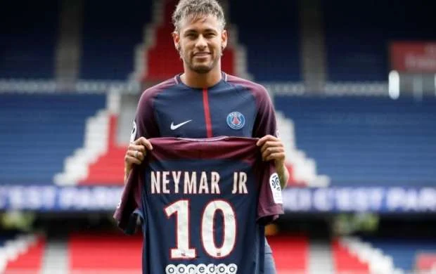 8 il öncə bu gün – Neymar futbol tarixinin ən bahalı transferinə imza atdı 