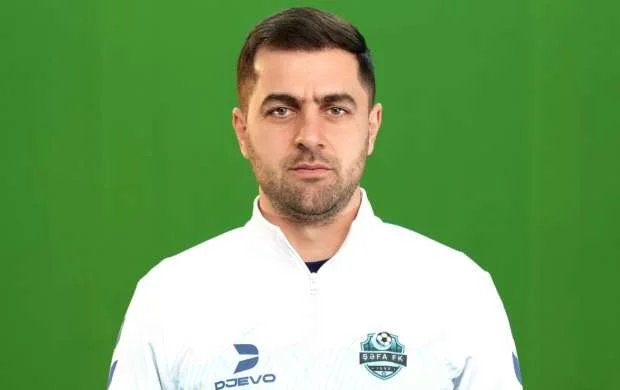 "Qarabağ"ın məşqçi heyətinin rəqibin ilk hissədəki oyununu təhlil etməsi..." - Elgiz Kərəmli 