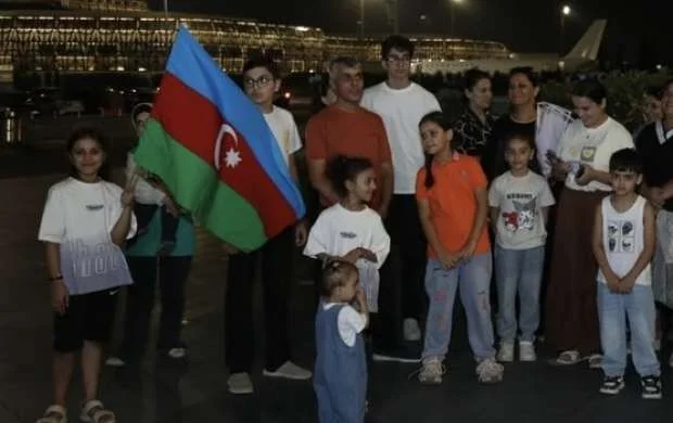 Dünya çempionatında uğurlu çıxış edən Azərbaycanın yunan-Roma güləşçiləri Vətənə qayıdıblar 