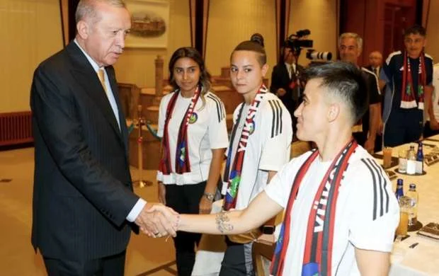 Azərbaycan millisinin üzvləri Ərdoğanla görüşüblər 