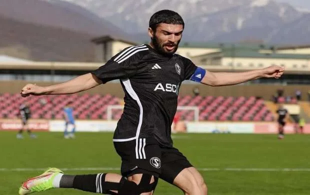 Əmirli yeni komandasının düşərgəsinə yollandı 